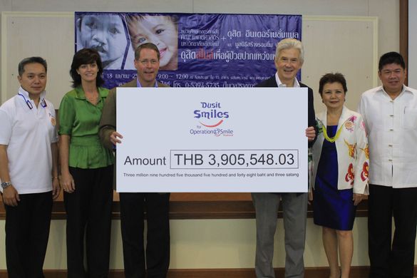 Dusit International COO, Mr David Shackleton, presents the check to Operation Smile Thailand on behalf of Dusit Smiles. From Lef