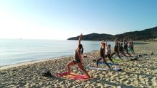 Besonders beliebte Urlaubskombination: Yoga-Wandern mit Übungen am Strand