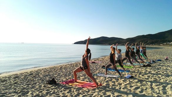 Besonders beliebte Urlaubskombination: Yoga-Wandern mit Übungen am Strand