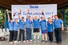 The day’s winning team pose for a group photo with Mr David Shackleton, Chief Operating Officer, Dusit International (5th left).