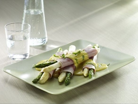 Asparagus dish - (c) Hampp Verlag