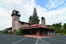It doesn’t look like a winery – but at Paso Robles Inn, guests check into a wine-themed room and learn more about California’s l