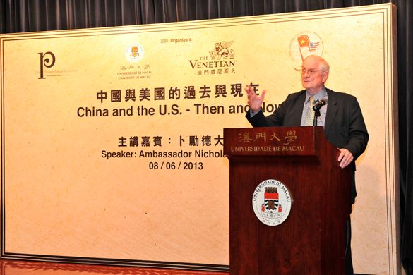 : Ambassador Nicholas Platt lectures on “China and the U.S. – Then and Now” Saturday afternoon at the University of Macau Librar
