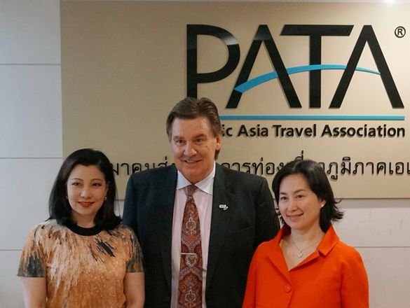 Ms. Pansy Ho, Vice Chairman and Secretary-General of Global Tourism Economy Forum (right) met with Mr. Martin Craigs, CEO of PAT