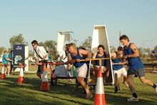 Beim „Outback Festival“ in Winton gewinnt derjenige, der am schnellsten sein Plumpsklo samt „Benutzer“ durch einen Parcours träg
