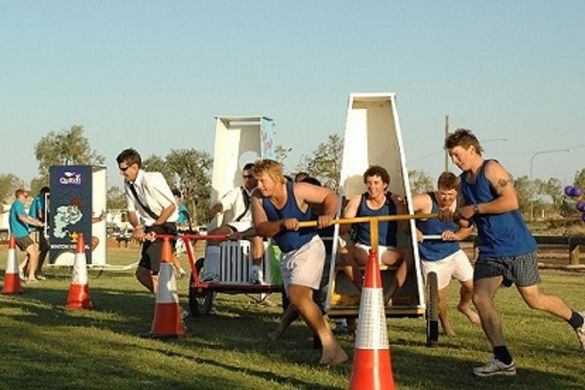 Beim „Outback Festival“ in Winton gewinnt derjenige, der am schnellsten sein Plumpsklo samt „Benutzer“ durch einen Parcours träg