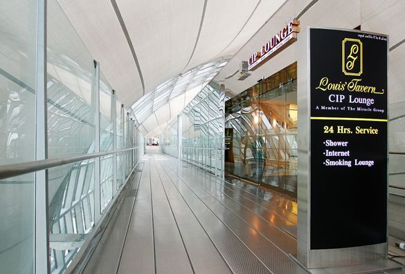 Louis’ Tavern CIP First Class Lounge, at Bangkok Suvarnabhumi International Airport has been voted the best airport lounge in th