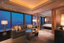 509 spacious guest rooms, occupying the top 29 floors of the hotel's 60-storey main tower, feature rich yet delicate interiors, 
