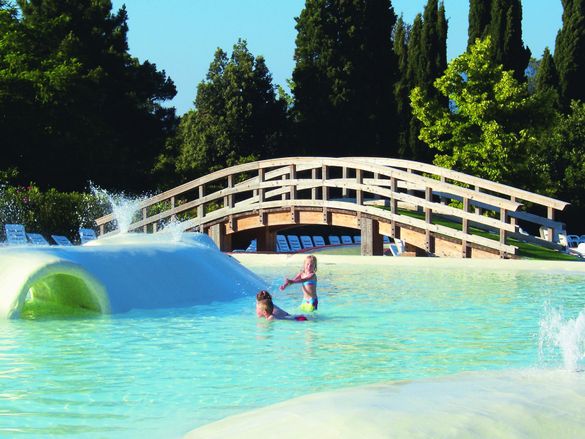 Norcenni - Pool with Splashing Girl