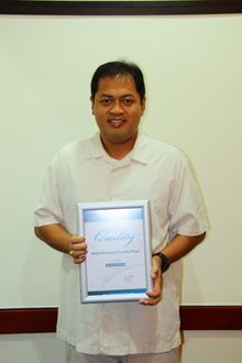 Mr. Pandu Djojoadisoeprapto (Executive Assistant Manager Discovery Kartika Plaza Hotel) holding HolidayCheck Selection 2013
