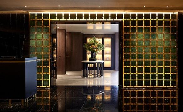 Yan Toh Heen - Entrance Wall, Made of the restaurant\'s original Jade Place-settings