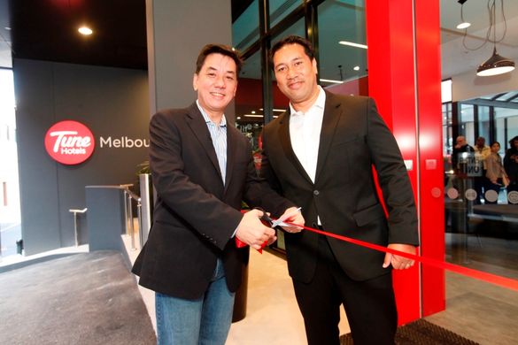 Tune Hotels Group CEO Mark Lankester (left) with Lale Ieremia, CEO Arrow Construction Australia at the handover ceremony for Tun