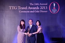 Mr Chanin Donavanik, Managing Director and CEO of Dusit International, receives the Travel Entrepreneur of the Year Award at the