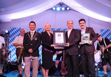 (From left to right) The Guinness World Records adjudicator presented the certificate to Sheraton Macao Hotel’s General Manager 