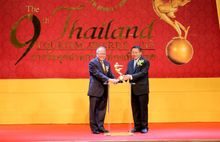 General Manager Mr Chatchawal Supachayanont of Dusit Thani Pattaya (left) receives the Excellence in Resort Hotel Tourist Accomm