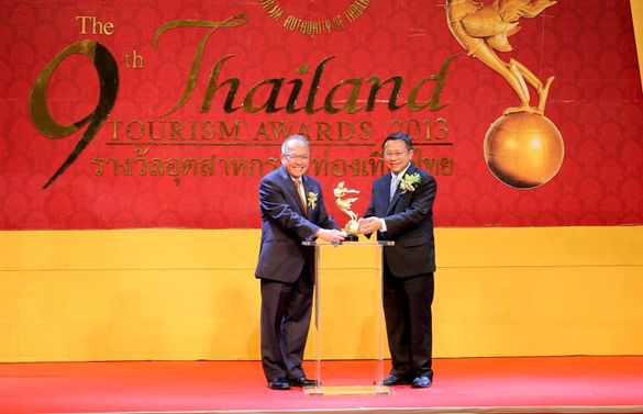General Manager Mr Chatchawal Supachayanont of Dusit Thani Pattaya (left) receives the Excellence in Resort Hotel Tourist Accomm