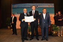 Mr Ahmed El Hady (centre), General Manager of Dusit Thani LakeView Cairo, receives the award for Best 5-Star Hotel in Greater Ca
