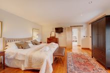 Coombe Farm has six en-suite bedrooms.  Each are generous, chic and swish, and it’s hard to say which is best.    Bedroom one is