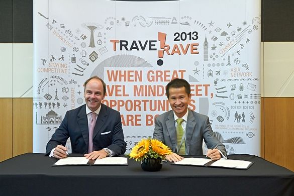 ITB Asia – STB MOU signing ceremony with (L-R) Christian Göke, CEO Messe Berlin, organiser of ITB Asia and Lionel Yeo, Chief Exe
