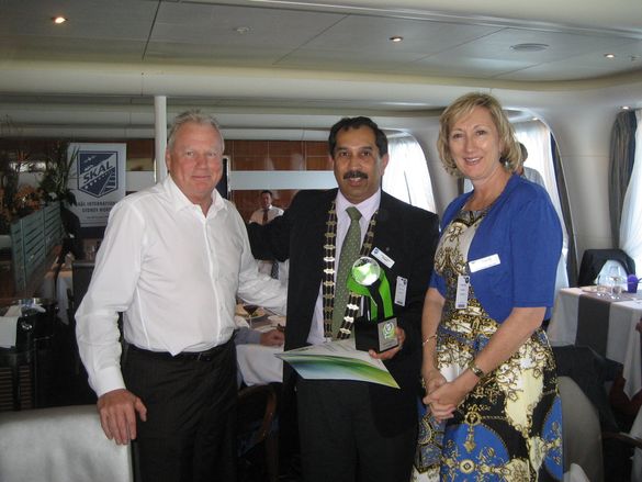 Photo Caption: Skål Sydney North President Karan Singh (centre) presenting the Skål Sustainable Development in Tourism Awards, 2