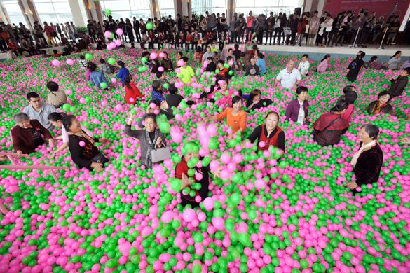 The guests from Shanghai Cancer Recovery Club playing in the largest ball pit 