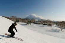 Ski Across Mount Niseko An\'nupuri on the Finest Slopes in the World
