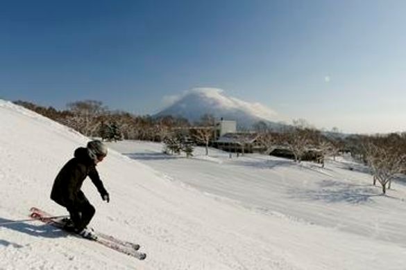 Ski Across Mount Niseko An\'nupuri on the Finest Slopes in the World