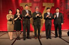 (左起)雲朗觀光集團副總曾桂蘭、董事長辜懷如、執行長張安平、義大利經濟貿易文化推廣辦事處馬忠義代表、總經理盛治仁及餐飲事業總經理丁原偉邀請與會貴賓品嘗雲朗觀光聖莊自產的紅酒