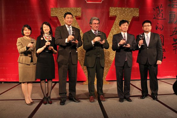 (左起)雲朗觀光集團副總曾桂蘭、董事長辜懷如、執行長張安平、義大利經濟貿易文化推廣辦事處馬忠義代表、總經理盛治仁及餐飲事業總經理丁原偉邀請與會貴賓品嘗雲朗觀光聖莊自產的紅酒