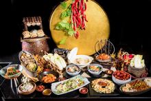 澳門金沙城中心康萊德酒店誠邀來自首爾康萊德酒店Zest餐廳的Yong Jun Kwon主廚﹝左﹞及Jeong Man Kim副廚﹝右﹞作客席主廚，由即日起至6月30日於「奧旋自助餐」推出「韓國美食薈」。