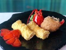 Yan Toh Heen  (Taste of Australia Dish) - Crispy Roll Stuffed with Western Australian Baby Lobster and Dragon Fruit - h