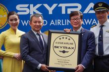 Pham Ngoc Minh, Chairman of the board of Directors of Vietnam Airlines and  Duong Tri Thanh, President and CEO of Vietnam Airlines, received the 4-Star certification from Skytrax.