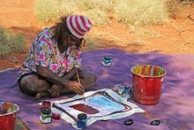 Bugai Whyoulter painting at Kunawarritji in 2013