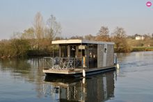 A houseboat available to hire via Click&Boat on the River Thames in Oxfordshire