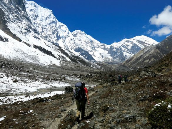Icy mountain side while trekking towards Tashi Labsta