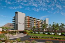 Hotel Valley Ho Front Entrance