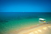 Beach picnic via dinghie
