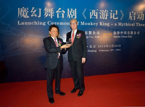 Edward Tracy (right), President and Chief Executive Officer of Sands China Ltd., and Xu Feng (left), Chairman of Beijing Hua Yan