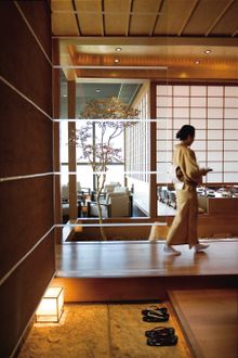 The venue of Tenmasa combines the seductive modern design with ozashiki (traditional tatami rooms). 
