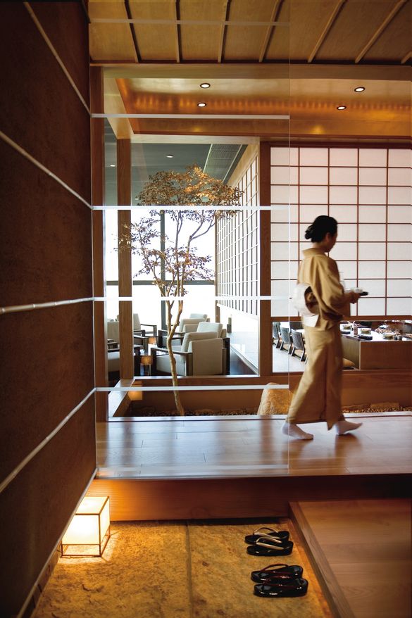 The venue of Tenmasa combines the seductive modern design with ozashiki (traditional tatami rooms). 