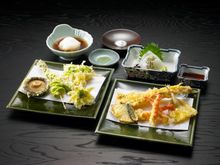 Tenmasa’s tempura is cooked in a way that covers the ingredients in a thin crispy batter that traps and maintains their original