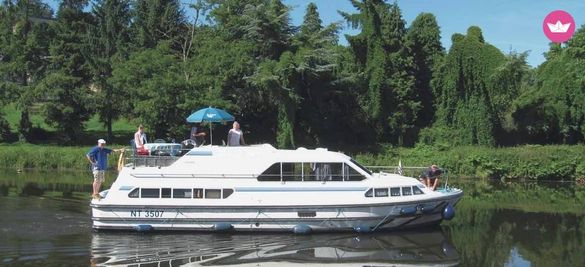 Peniche Crusader houseboat located on the River Thames Peniche Crusader houseboat located on the River Thames