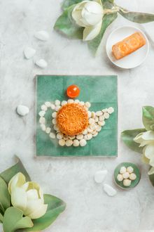 Yan Toh Heen Lotus Seed Paste and Double Salty Egg Yolk Moon Cakes 