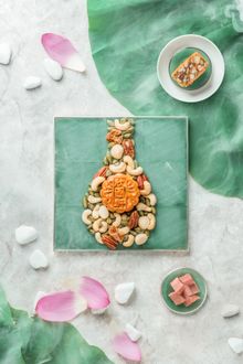 Yan Toh Heen Spanish Iberico Ham and Mixed Nut Moon Cakes 