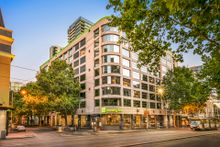 Exterior of Holiday Inn Melbourne on Flinders