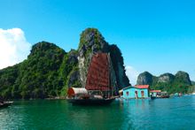 Die Halongbucht zählt zum UNESCO-Welterbe und kann per Boot befahren werden.