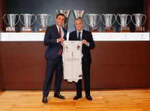 Abel Matutes Prats und Florentino Pérez präsentieren das neue Trikot der Real Madrid Basketballmannschaft mit dem Logo der Palladium Hotel Group