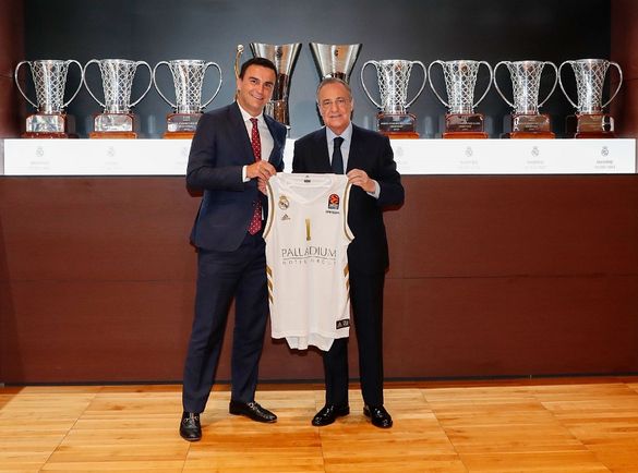 Abel Matutes Prats und Florentino Pérez präsentieren das neue Trikot der Real Madrid Basketballmannschaft mit dem Logo der Palladium Hotel Group