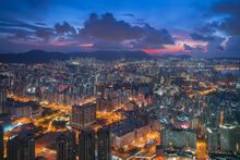 港人假日好去处 港人平日生活忙碌，于假期都会四出找寻不同好去处，与挚爱及亲友共渡假日时光。是次全新推出的套票让宾客于7日套票期限内弹性安排行程，轻轻松松「慢」游2个打卡胜地，昂坪360及天际100更特别设计了3款建议行程，以满足宾客多方面、动与静的兴趣。  打卡影相之选 宾客于下午2时半后可先到昂坪360东涌缆车站乘昂坪缆车前往昂坪市集，在日落前乘缆车返回东涌市区，沿途捕捉黄昏日落时段天色幻化的Magic hour魔幻时刻及黄昏日落的醉人美景。畅游昂坪360后再到访天际100，于下午6时后登上位于全港最高