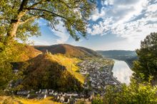 Blick auf die Burg Thurant bei Alken im Herbst